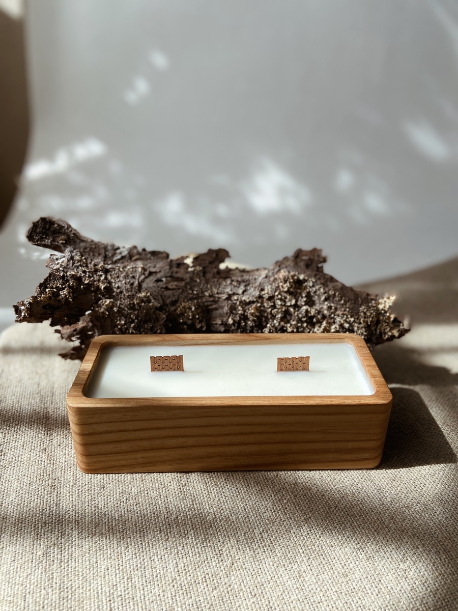 Свічка соєва у прямокутній дерев'яній ємності, з дерев'яним ажурним гнотом, 200 мл 111 фото