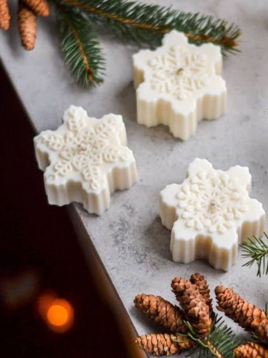 Новорічна соєва свічка Bazhani "Snowflake / Gift Edition" (без аромату) 123 фото