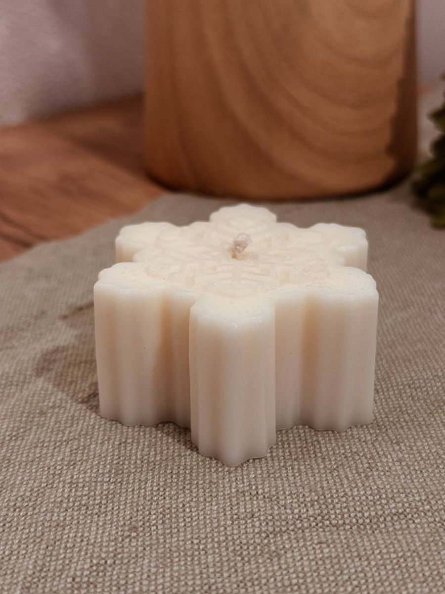 Новорічна соєва свічка Bazhani "Snowflake / Gift Edition" (без аромату) 123 фото