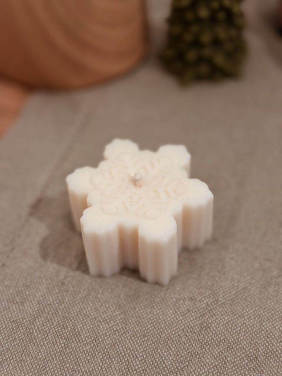 Новорічна соєва свічка Bazhani "Snowflake / Gift Edition" (без аромату) 123 фото