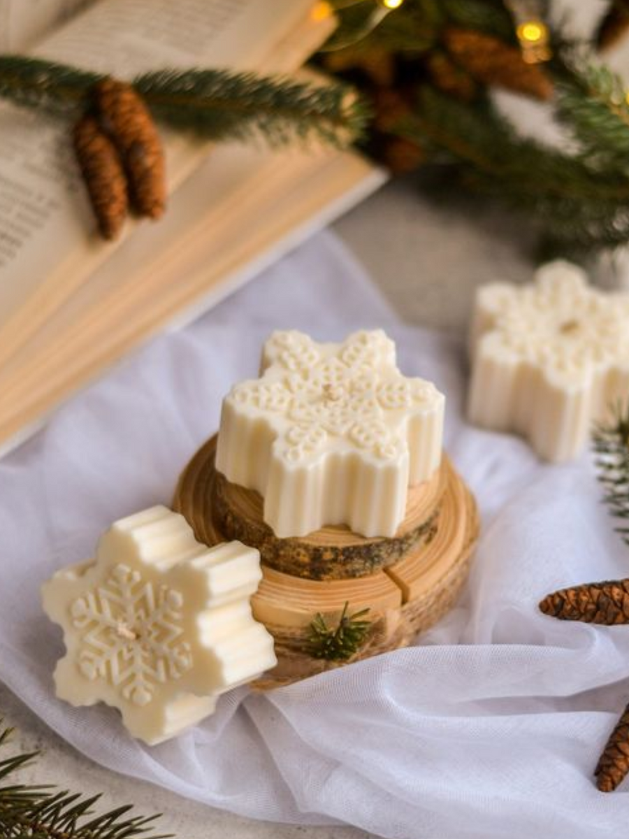 Новорічна соєва свічка Bazhani "Snowflake / Gift Edition" (без аромату) 123 фото