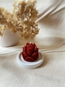Натуральна свічка із бджолиного воску "Лотос" у червоному кольорі 152 фото