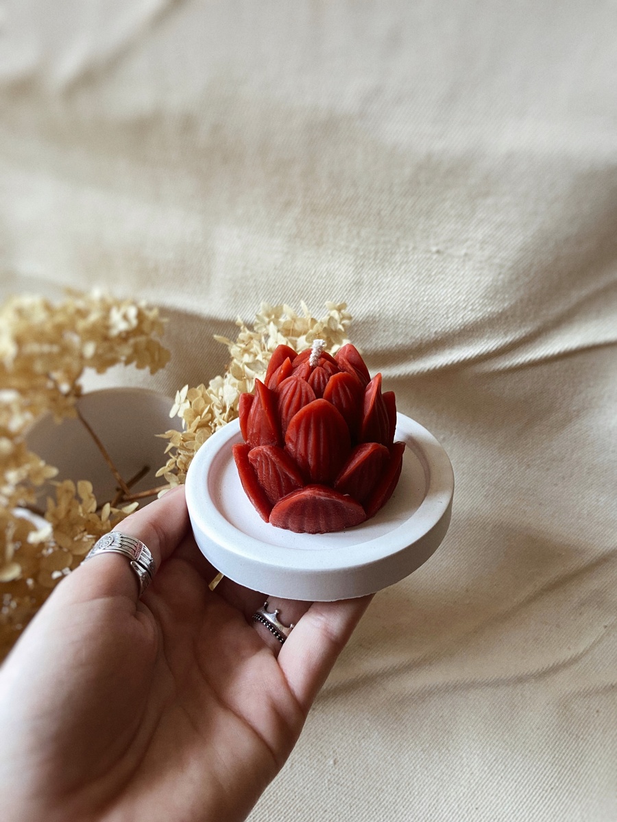 Натуральна свічка із бджолиного воску "Лотос" у червоному кольорі 152 фото