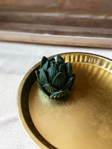Натуральна свічка із бджолиного воску "Лотос" у зеленому кольорі 153 фото