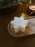 Новорічна соєва свічка Bazhani "Snowflake / Christmas Scents" (без аромату) 2023*11 фото