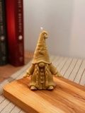 Новорічна свічка Bazhani "Christmas Gnome / Різдвяний Гном" з натурального бджолиного воску 03112401 фото