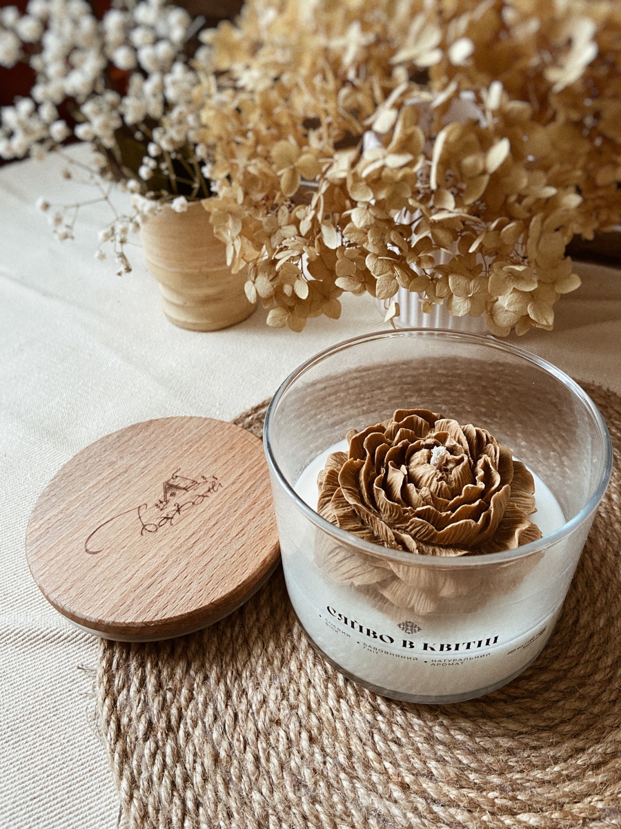 Соєва свічка "Сяйво в квітці" в скляній банці з дерев'яною кришкою 137 фото