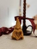 Свічка з бджолиного воску Bazhani "Закоханий Гном" з серцем 250126-03 фото