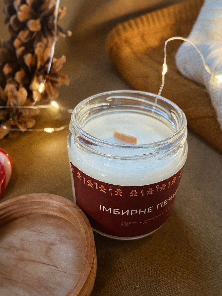 Новорічна соєва свічка з дерев'яним гнотом, "Імбирне печиво", 200 мл 2023*03 фото