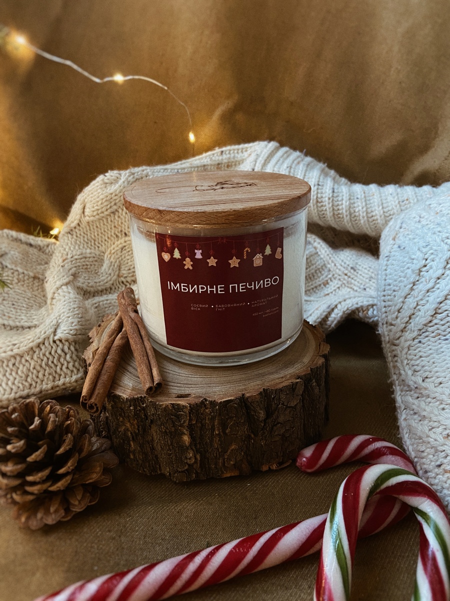 Велика новорічна соєва свічка з бавовняним гнотом "Імбирне печиво", 450 мл 2023*06 фото